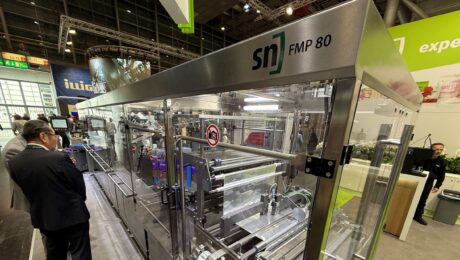 SN Maschinenbau toont pouchmachine voor gevoelige mono-folies